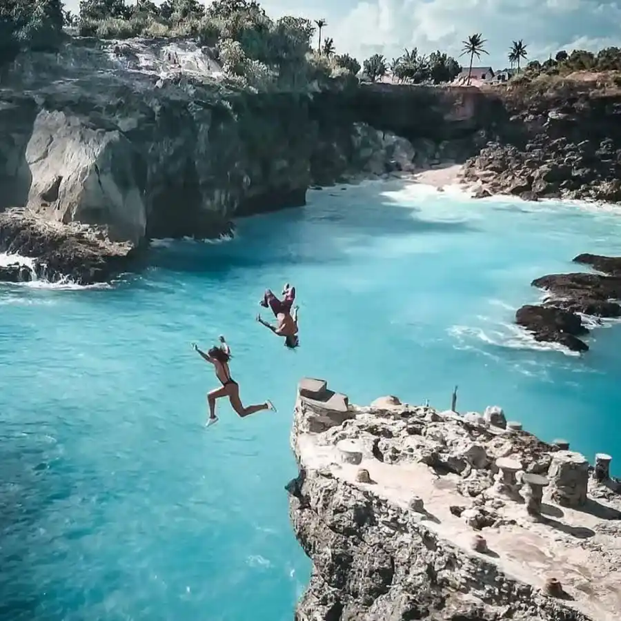 Cliff Jumping Nusa Ceningan