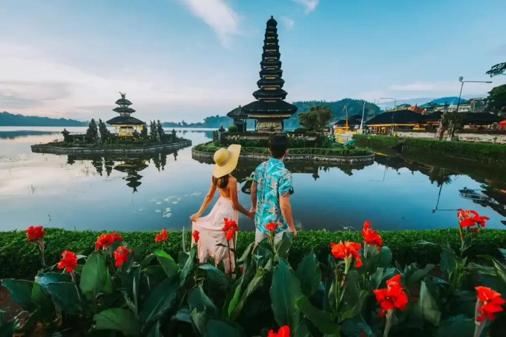 couple photoshoot in ulun danu beratan temple