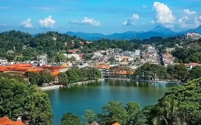 kandy lake in sri lanka